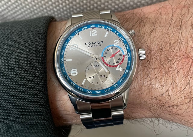 Nomos Glashütte: Club Sport neomatik Weltzeit silber Wristshot