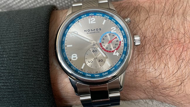 Nomos Glashütte: Club Sport neomatik Weltzeit silber Wristshot