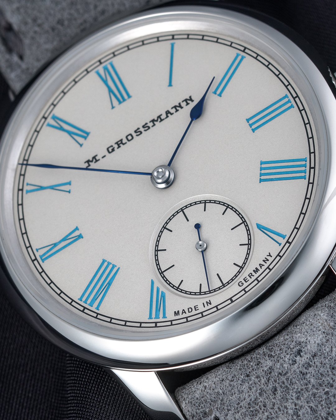 Moritz Grossmann: Tefnut 36 anreibeversilbert türkisblau, Zifferblattdetail