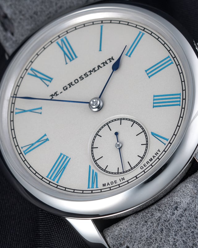 Moritz Grossmann: Tefnut 36 anreibeversilbert türkisblau, Zifferblattdetail