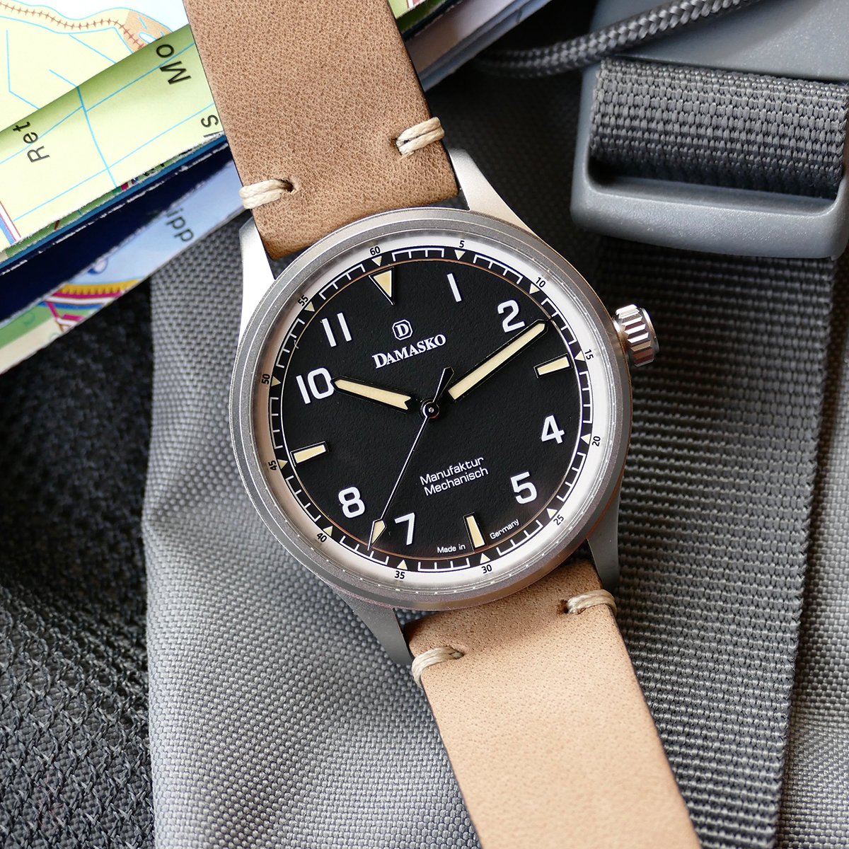 DF10 Old Radium Frontansicht mit schwarzem Zifferblatt und beigem Band