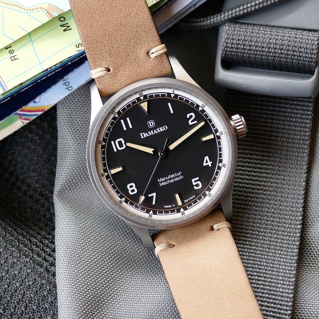 DF10 Old Radium Frontansicht mit schwarzem Zifferblatt und beigem Band