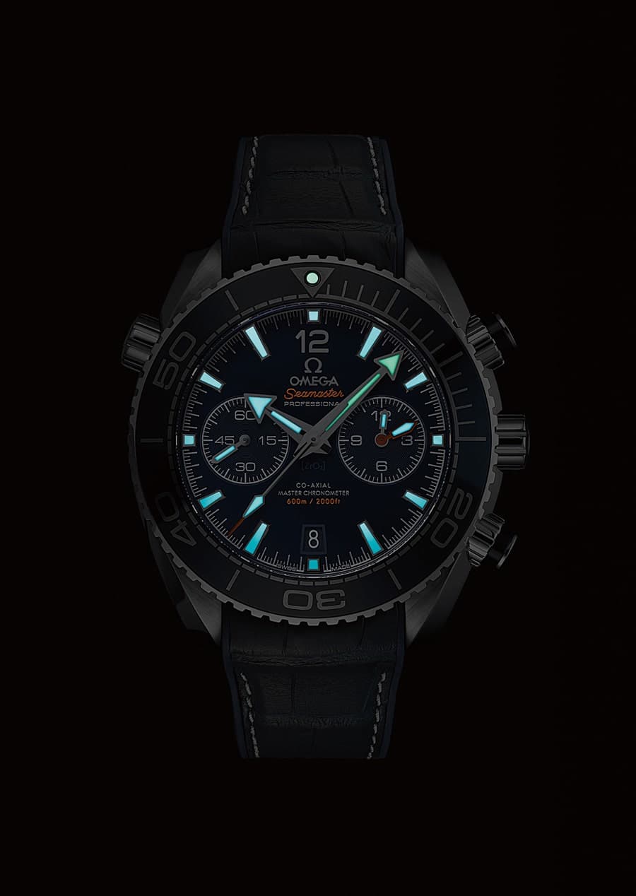 Dank kräftiger Zeiger und Indizes sowie guter Beleuchtung in Grün und Blau ist der Omega Seamaster Planet Ocean 600M Co-Axial Master Chronometer Chronograph gut ablesbar