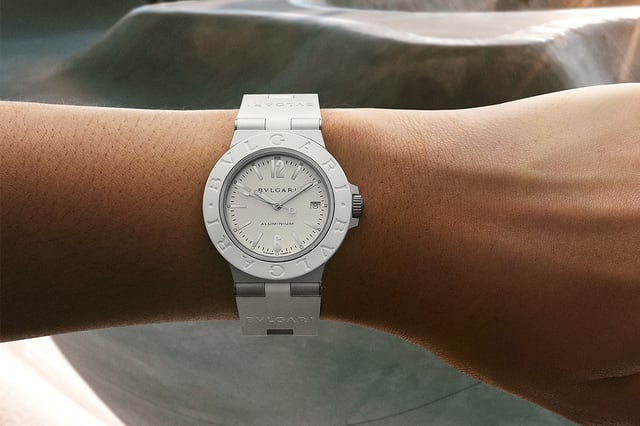 Bulgari Bulgari Aluminium, Referenz 104335, weiße Uhr am Handgelenk