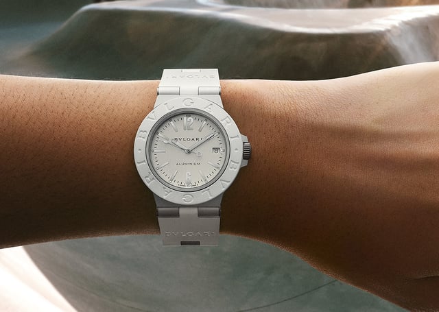 Bulgari Bulgari Aluminium, Referenz 104335, weiße Uhr am Handgelenk