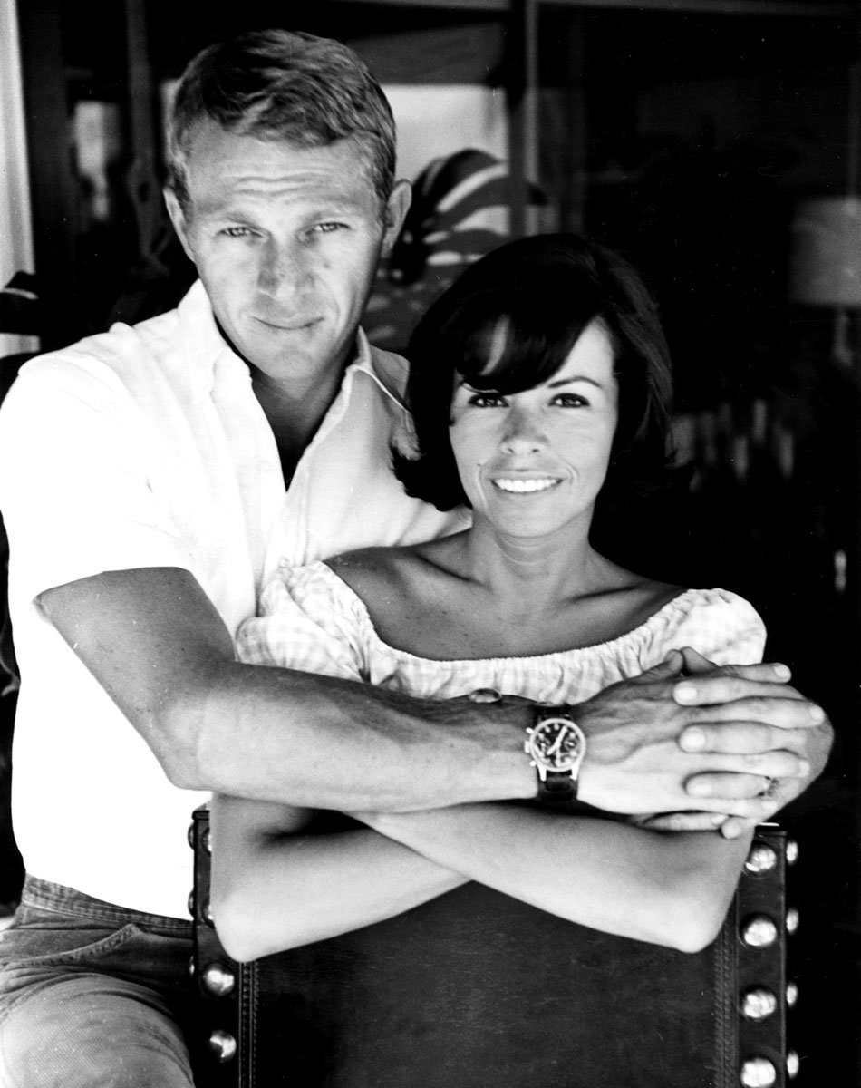 Steve McQueen mit seiner Ehefrau Neile Adams und der Hanhart 417 ES