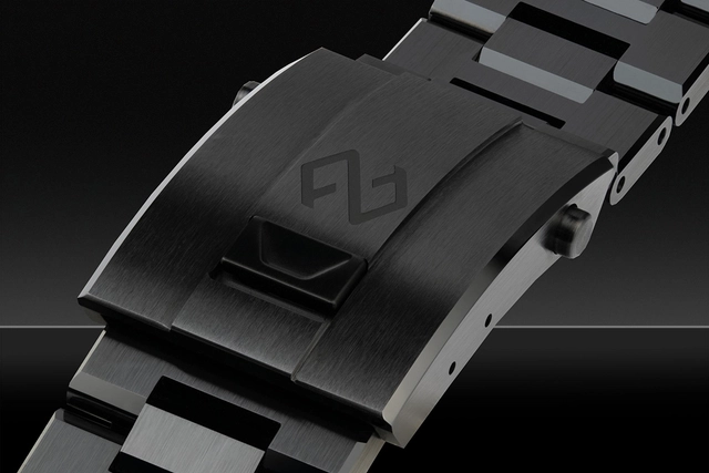 Formex Essence Ceramica Dark Matter, Armbandschließe vor dunklem Hintergrund