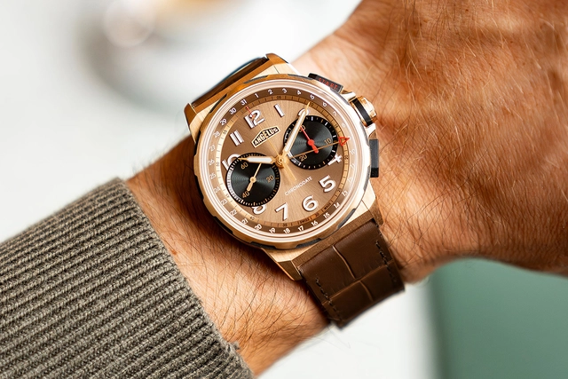 Angelus Chronodate Gold, Uhr am Handgelenk