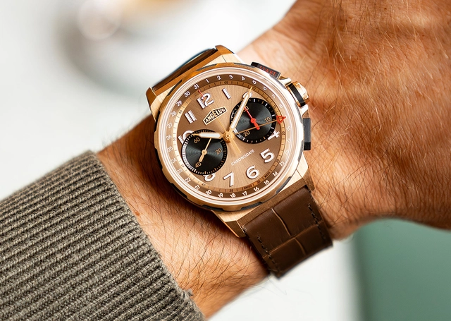 Angelus Chronodate Gold, Uhr am Handgelenk