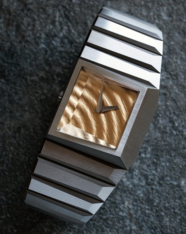 Toledano & Chan – b/1.3r, Titanuhr einer Microbrand mit Gold-Zifferblatt