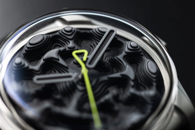 Kollokium – Projekt 02 Variant B, ausgefallene Uhrenkreation mit topografischem Zifferblatt