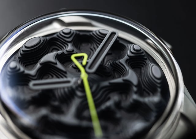 Kollokium – Projekt 02 Variant B, ausgefallene Uhrenkreation mit topografischem Zifferblatt