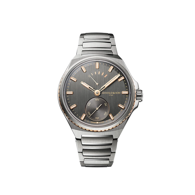 Arnold-Son-Longitude-Titanium-5W-Edition-Soldat vor weißem Hintergrund