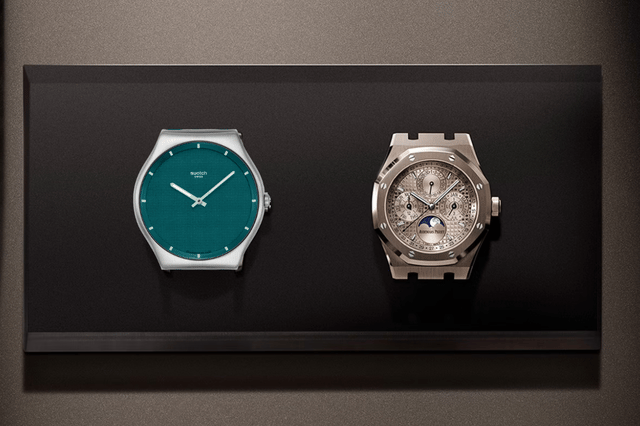 Eine Swatch und eine Audemars Piguet von vorne