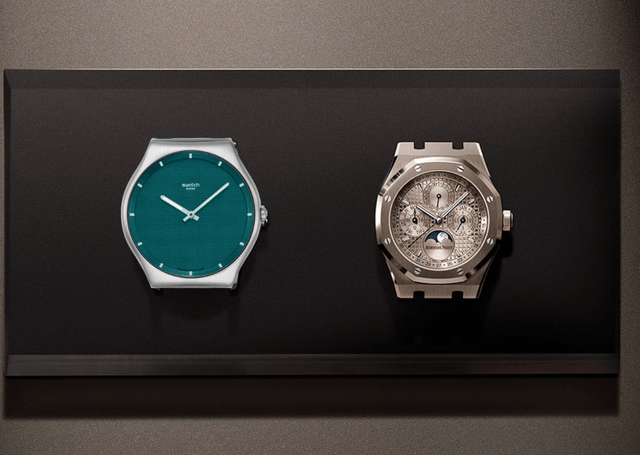 Eine Swatch und eine Audemars Piguet von vorne
