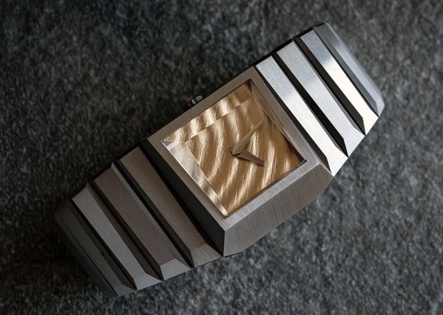 Toledano & Chan – b/1.3r, Titanuhr einer Microbrand mit Gold-Zifferblatt