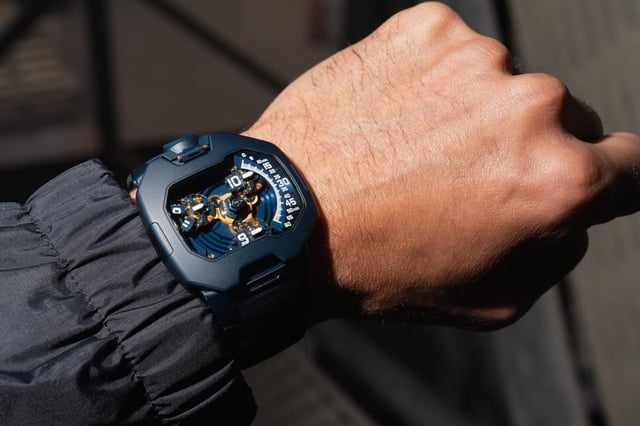 Die Urwerk UR-120 Blue Planet am handgelenk