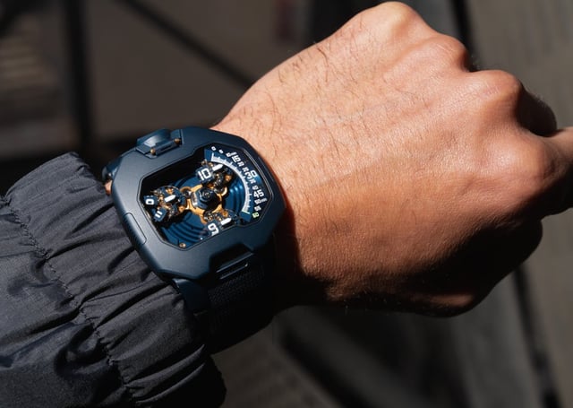 Die Urwerk UR-120 Blue Planet am handgelenk