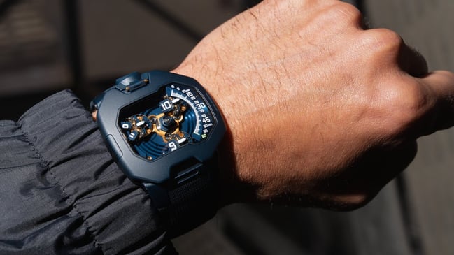 Die Urwerk UR-120 Blue Planet am handgelenk