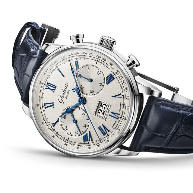 Glashütte Original Senator Chronograph 1-37-24-01-02-61, Uhr liegend, Fokus auf Zifferblatt