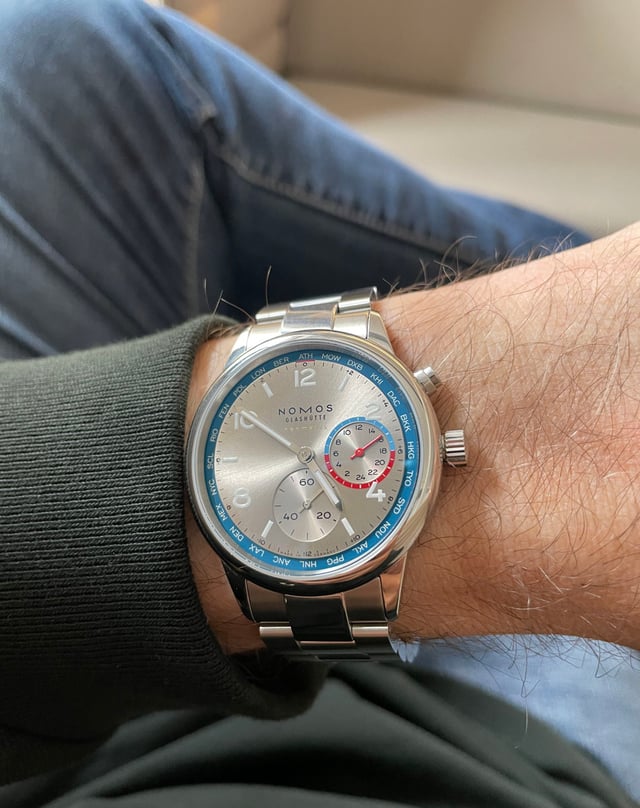 Nomos Glashütte: Club Sport neomatik Weltzeit silber Wristshot hochkant