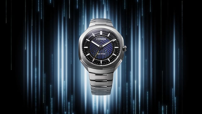 Citizen Eco Drive Photon, Ref. BJ6560-53W eine Uhr vor dunklem Hintergrund