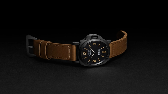 Panerai-Luminor-Marina-Militare-PAM05218 liegend mit Lederband