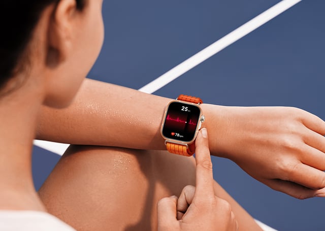 Huawei Watch Fit 5 Pro, Smartwatch mit Gesundheits- und Sportfunktionen und orangefarbenem Band
