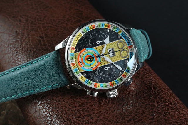 Alexander Shorokhoff Big Date MOP: bunte Uhr liegend