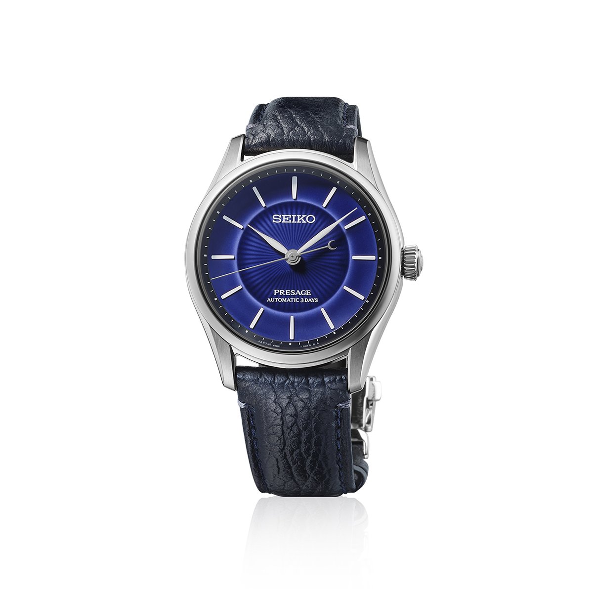 Frontansicht der Seiko Classic Series Craftsmanship Arita Porzellan HCC007J1 aus Edelstahl mit Lederband vor weißem Hintergrund