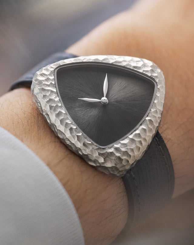 Wristshot: Die Anoma A1 Prehistoric am Handgelenk