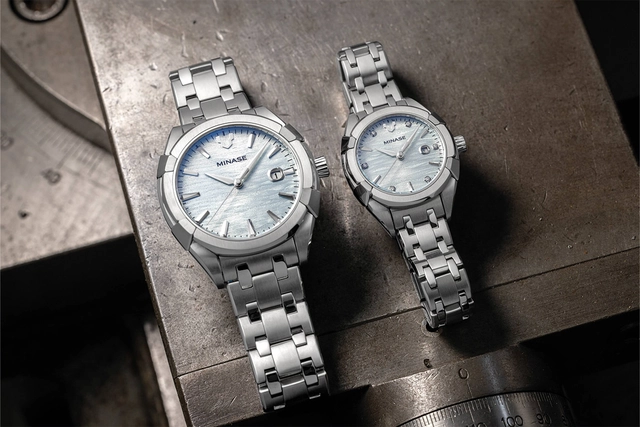 Minase Uruga, zwei Uhren mit blauem Zifferblatt