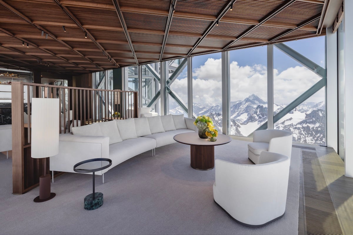 Loungebreich des Rolex Store auf dem Titlis, Sofa, Fenster, Blick in die Alpen