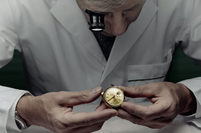 Rolex-Serviceuhrmacher mit Uhr