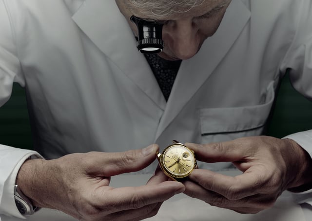 Rolex-Serviceuhrmacher mit Uhr