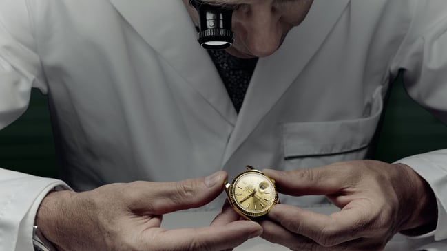 Rolex-Serviceuhrmacher mit Uhr