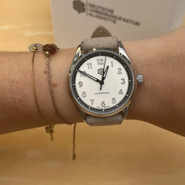 Kleine Variante der Purist am schmalen Handgelenk