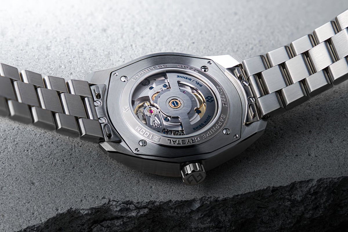 Formex Essence 39 mm Automatic COSC: Boden und Werk