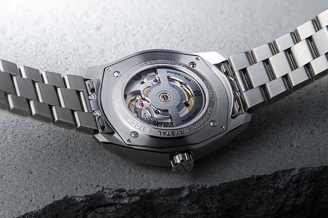 Formex Essence 39 mm Automatic COSC: Boden und Werk