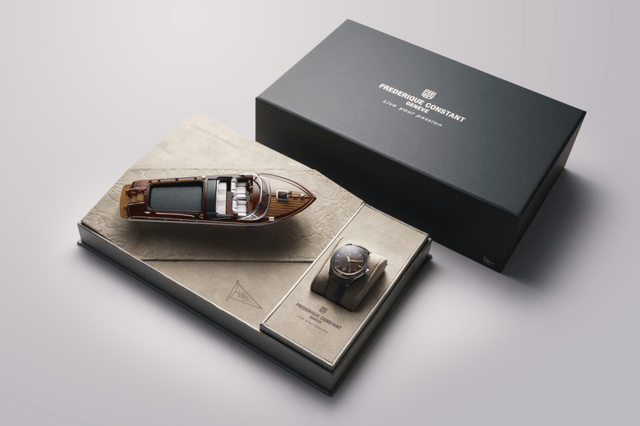 Die Frederique Constant Classics Runabout Automatic GMT mit Modellboot und Uhrenbox