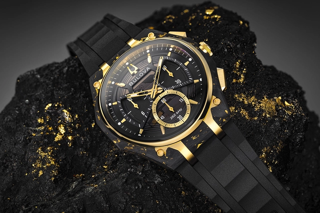 Bulova Curv 150th Anniversary Special Edition; Uhr liegend auf dunklem Hintergrund