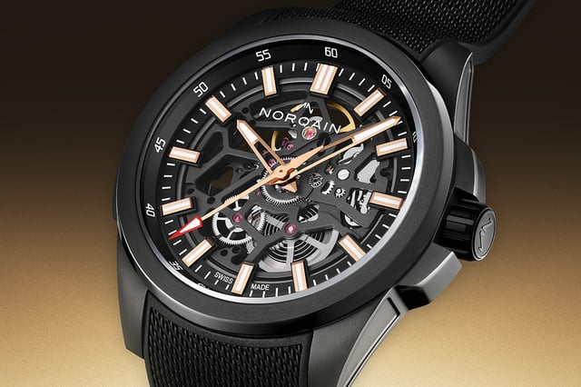 Norqain Independence Skeleton Titanium, Nahaufnahme Uhr