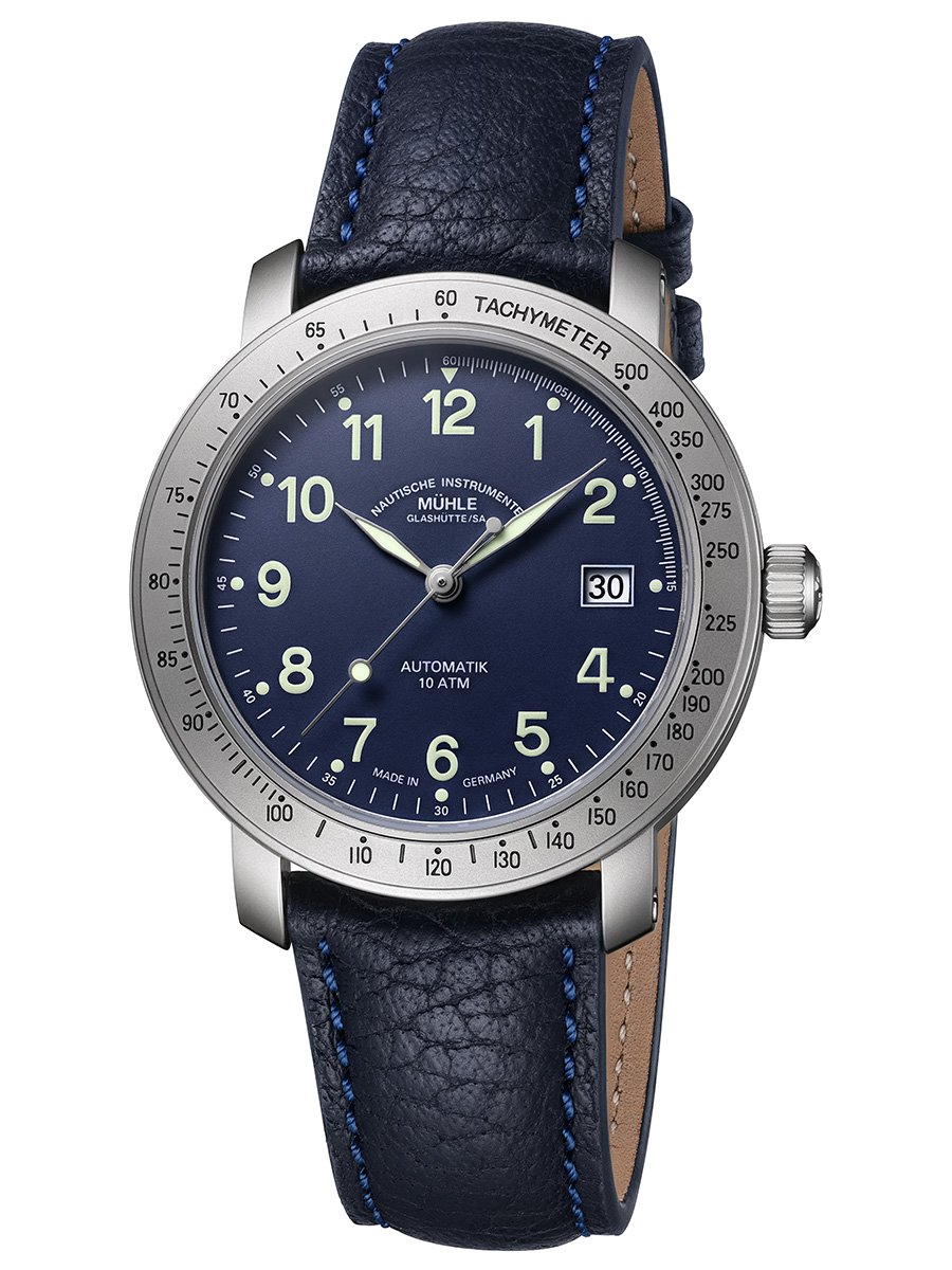 Mühle-Glashütte Marinefliegeruhr-I Edition 2026: Frontansicht Edelstahluhr mit blauem Zifferblatt