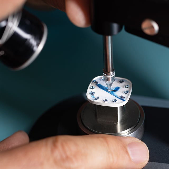 Die Uhr aus 18-karätigem Weißgold verfügt über ein vollständig pavébesetztes Diamantarmband und ein Zifferblatt aus Venini-Glas mit Aquamarin-Indexen. 