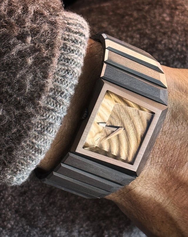 Toledano & Chan – b/1.3r, Titanuhr einer Microbrand mit Gold-Zifferblatt