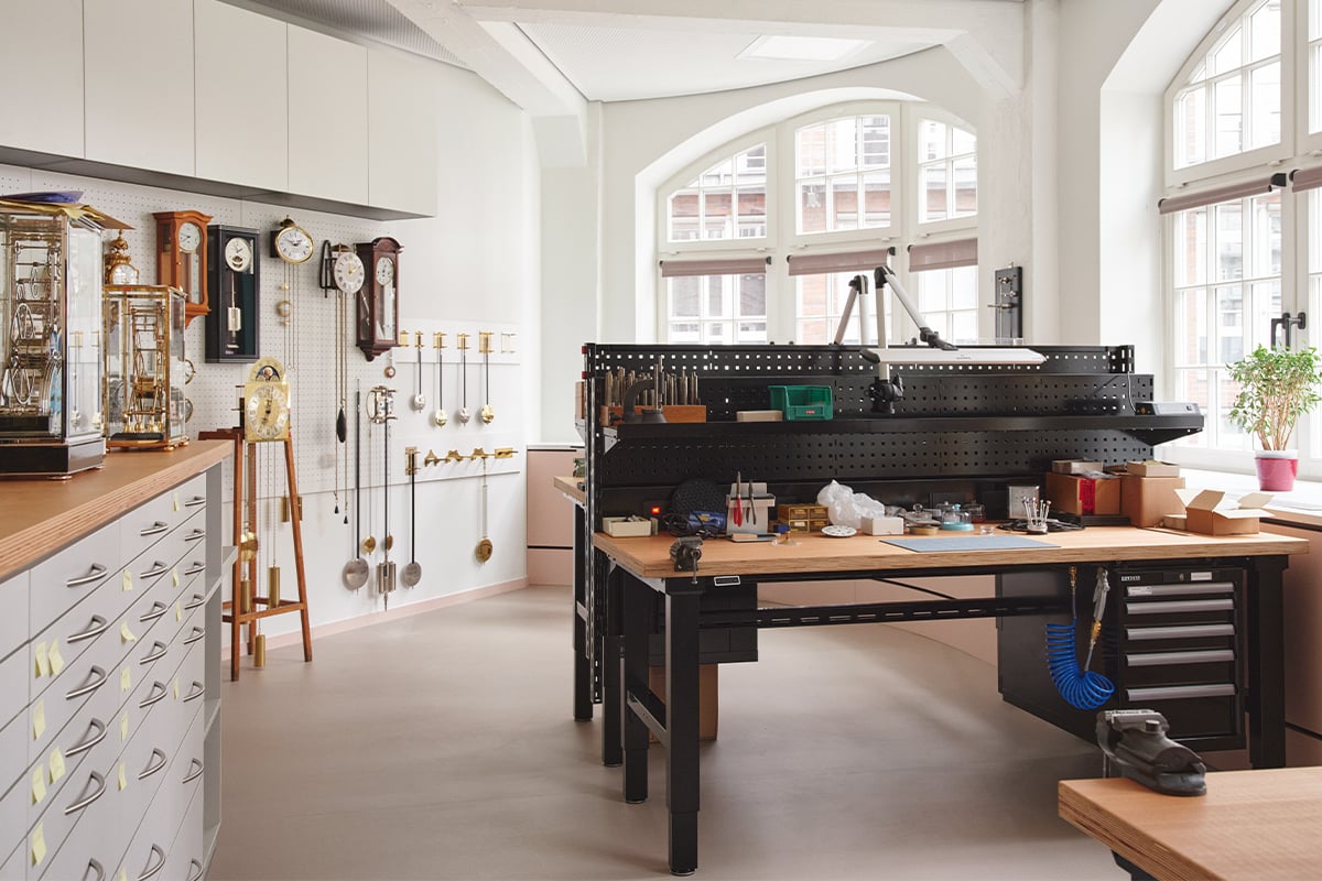 Werkstätte der Wempe-Chronometerwerke Maritim, Werkbank mit Großuhren
