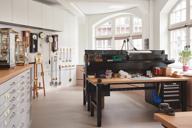 Werkstätte der Wempe-Chronometerwerke Maritim, Werkbank mit Großuhren