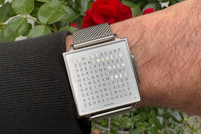 Qlocktwo-W-Wristshot-Rose