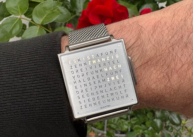 Qlocktwo-W-Wristshot-Rose