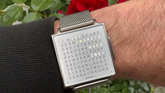 Qlocktwo-W-Wristshot-Rose